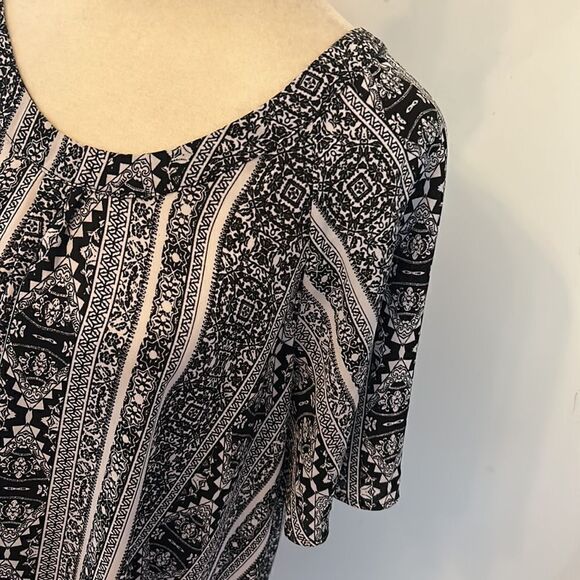 Pink Rose black white patterned short sleeve blouse Size L - Picture 3 of 9